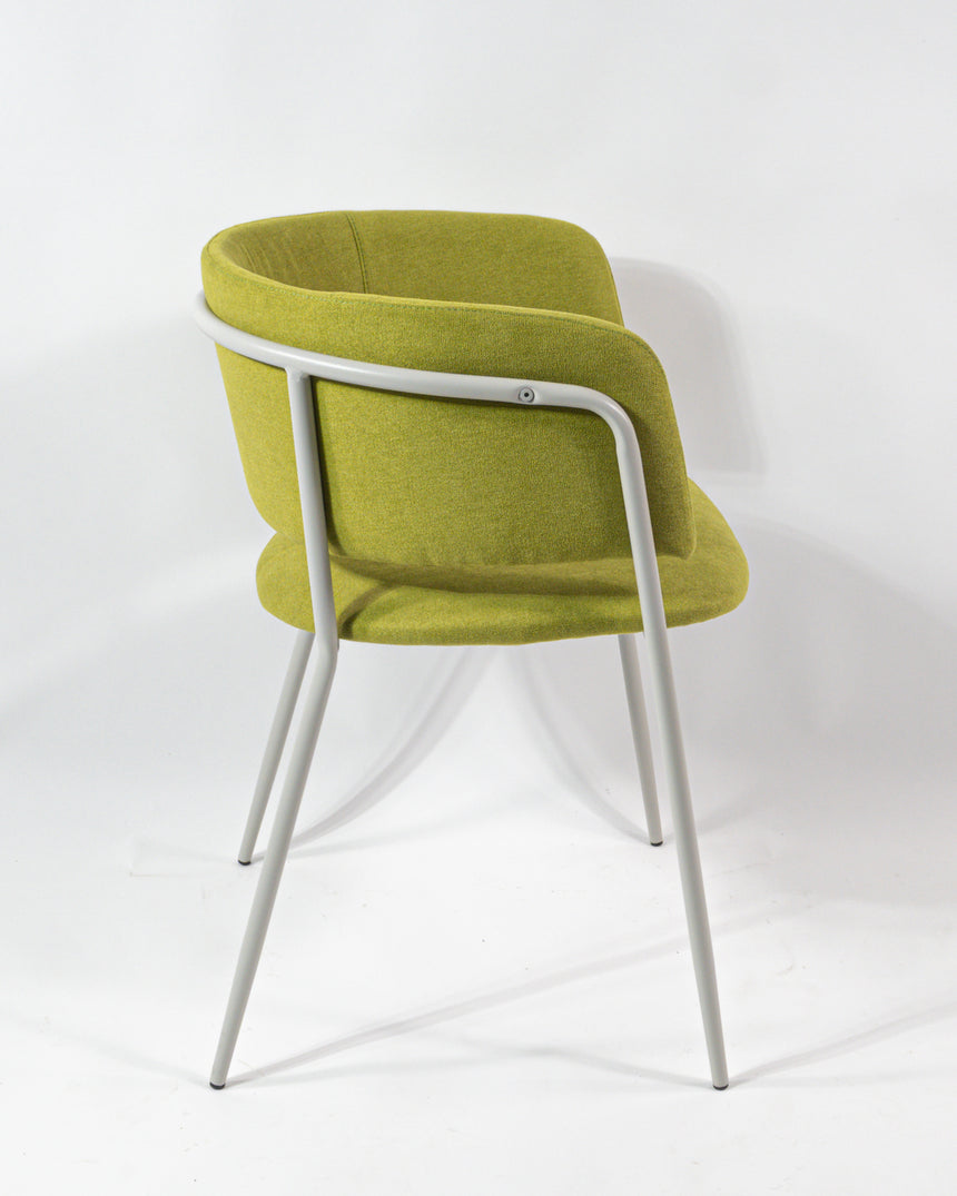 Silla de comedor Julia con opción de tela y color de patas.