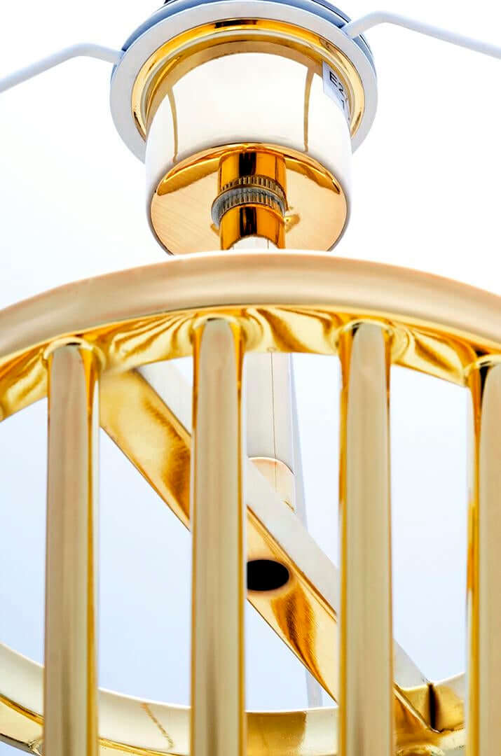 Lámpara de pie Holmes dorada con pantalla negra – metal