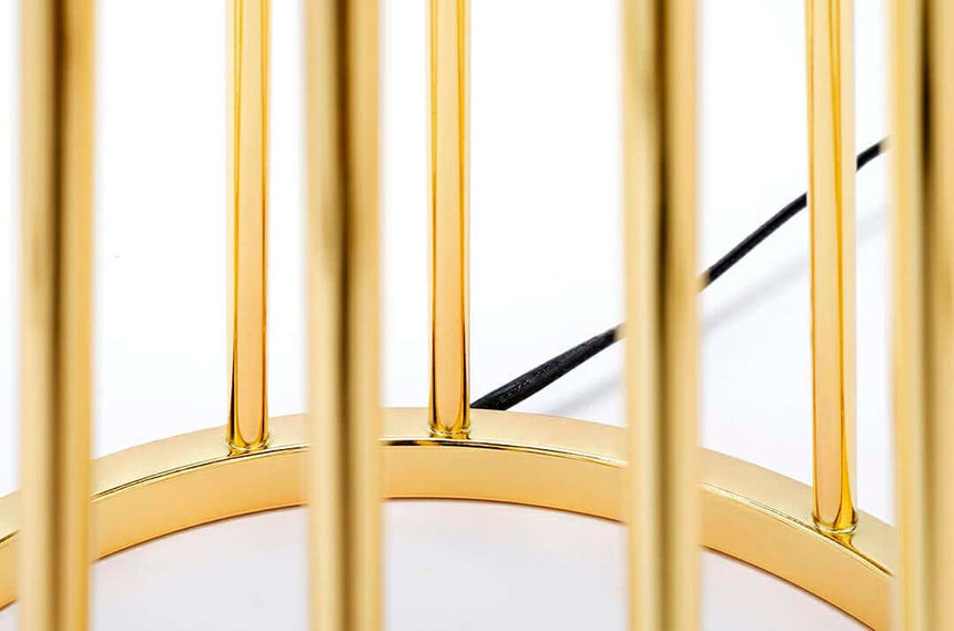 Lámpara de pie Holmes dorada con pantalla negra – metal