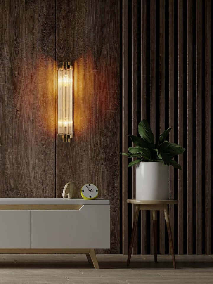 83. Lámpara de pared Column 60 dorada