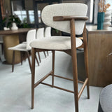 Taburete de bar Nara, disponible en varios colores.