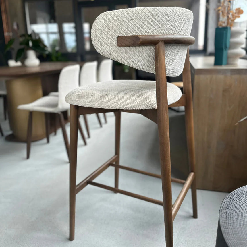 Taburete de bar Nara, disponible en varios colores.