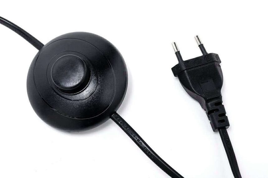 Lámpara de pie Holmes dorada con pantalla negra – metal