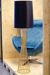 Lámpara de pie Holmes dorada con pantalla negra – metal