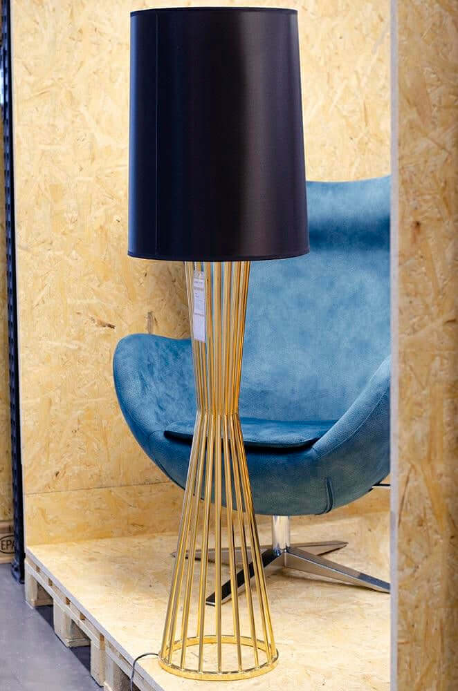 Lámpara de pie Holmes dorada con pantalla negra – metal
