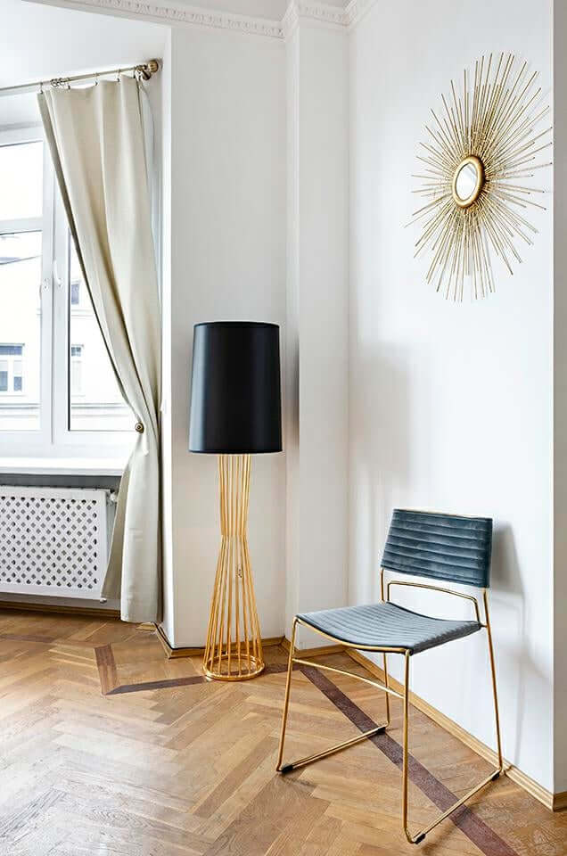 Lámpara de pie Holmes dorada con pantalla negra – metal