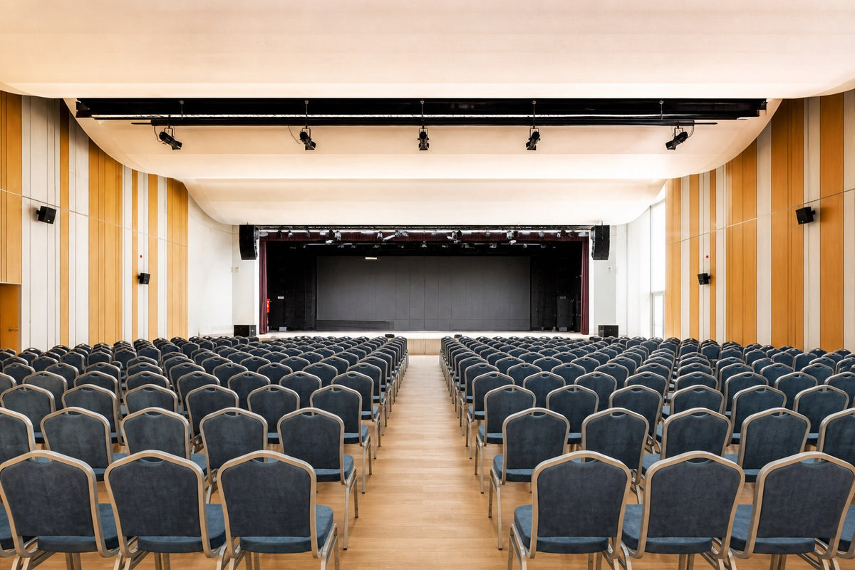 Ady Endre Művelődési Központ nagyterme, Nyergesújfalu – konferenciaszékek sorolt elrendezésben