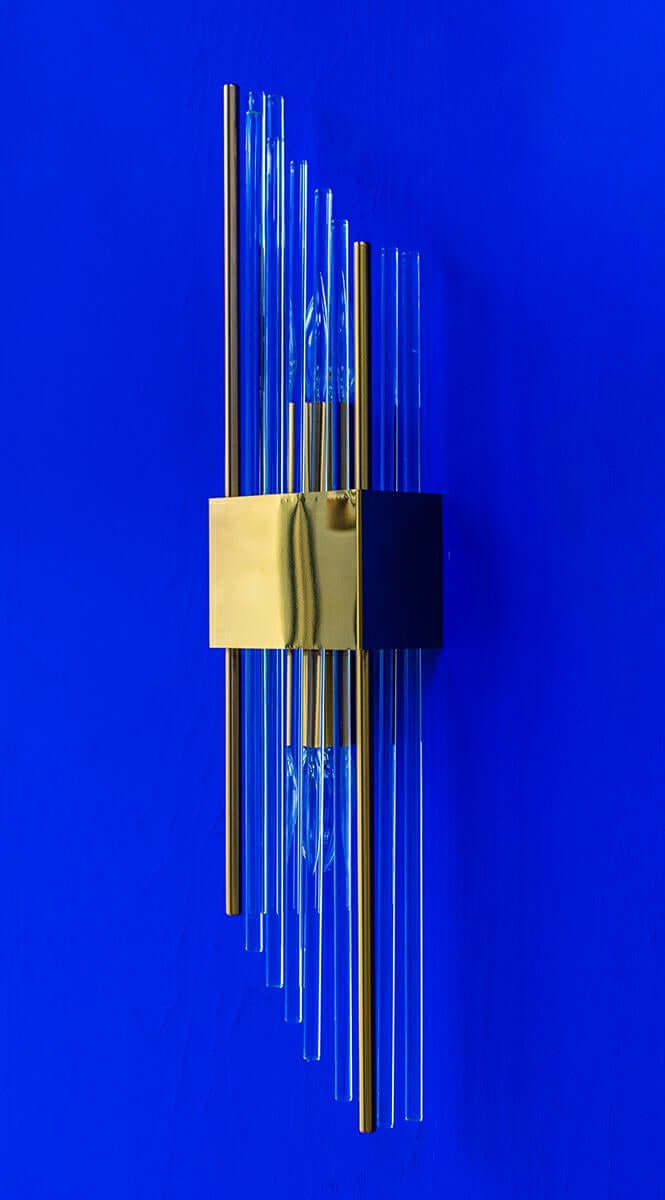 Lámpara de pared inclinada dorada